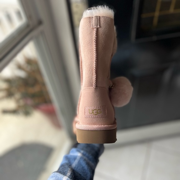 Women’s Baby pink uggs with charm - Picture 5 of 7